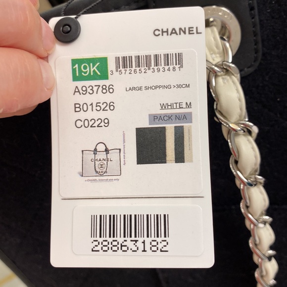 Never used CHANEL large wool felt shopping tote in black and white. - Picture 9 of 14